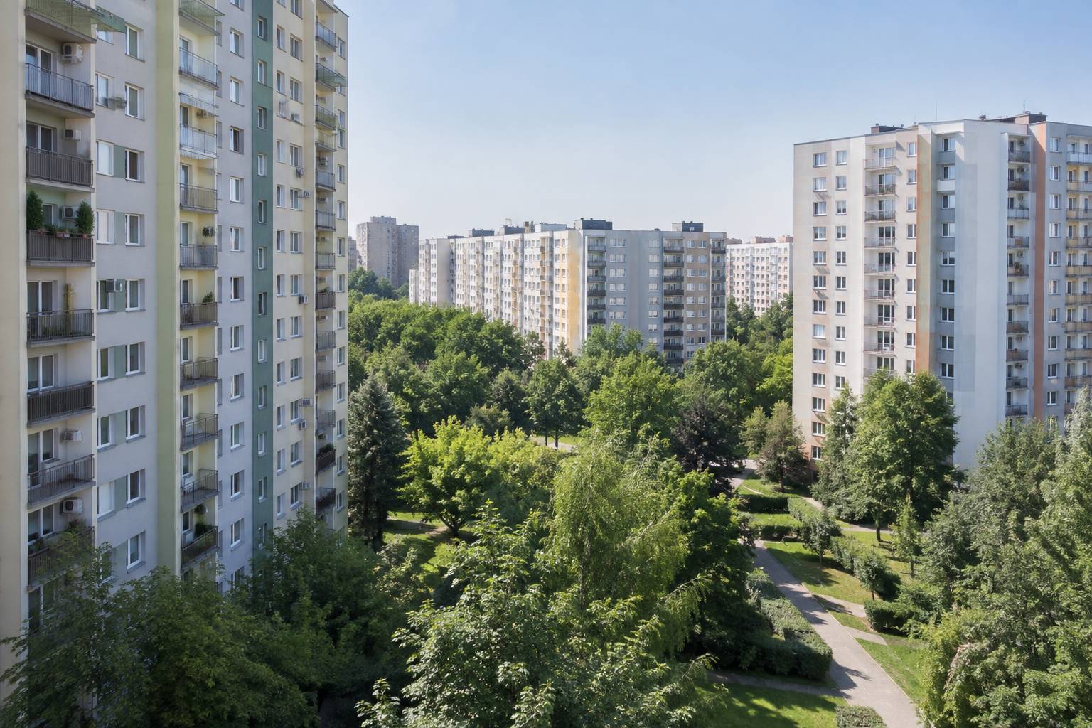 Duże osiedle wyremontowanych bloków z wielkiej płyty otoczone zielenią